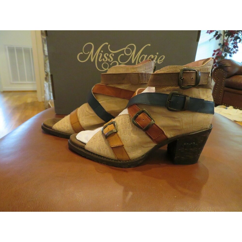 NWT Womens Brown Multi Miss Macie Buckle Down Shoes, 7.5